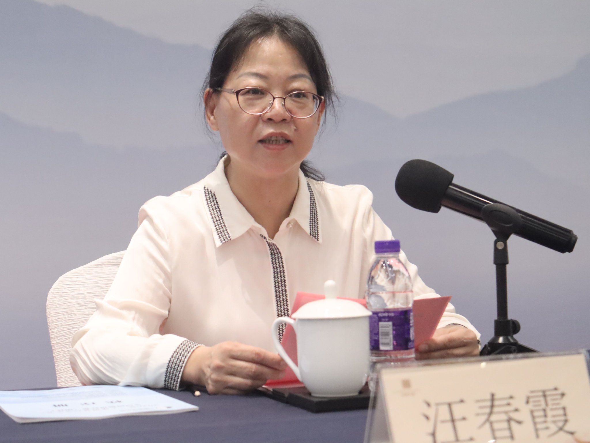 উদ্বোধন Hangzhou Xiaoshan Culture, Radio, TV, Tourism and Sports Bureau-এর পার্টি সদস্য ও উপ-পরিচালক Wang Chunxia-এর সঞ্চালনায়